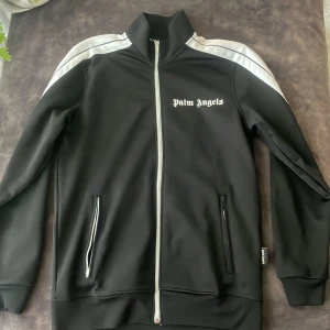 Palm angels kofta - Säljer denna Palm angels kofta då de inte används längre. I skick som ny. Använd få gånger. I storlek M. (Pris kan diskuteras)