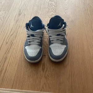 Jordan 1 low - Jordan 1 low, äkta. Kolla sista bilden för defekter, storlek 40,5. Bra i skick, lite slitna och såklart smutsiga