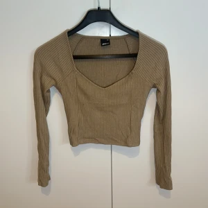 Ginatricot tröja - Köpt för 1 år sen, använt en gång. Kommer ej till användning.