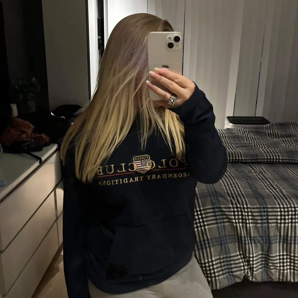 Säljer min polo pågrund av ingen användning . Hoodies.