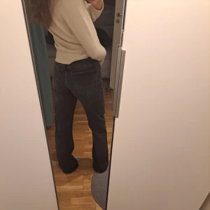 Svarta Jeans - Svarta wide leg mid waist jeans från Zara. Använda några gånger men sitter lite för tajta på mig. Fortfarande i bra skick. Skriv gärna för exakta måtten eller bilder :)