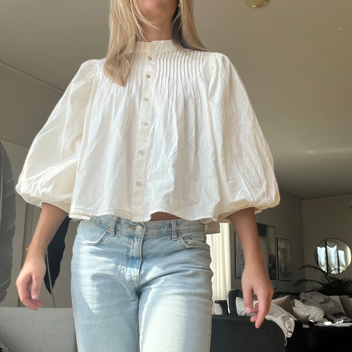 Krämvit blus med puffärm  - 91