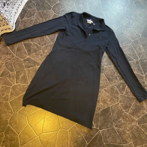 Tommy Hilfiger piké dam klänning - Tommy hilfiger piké klänning i blå färg endast använd en gång  Storlek M