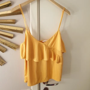 Topp - Topp med volanger från H&M, använd kanske 2 gånger.