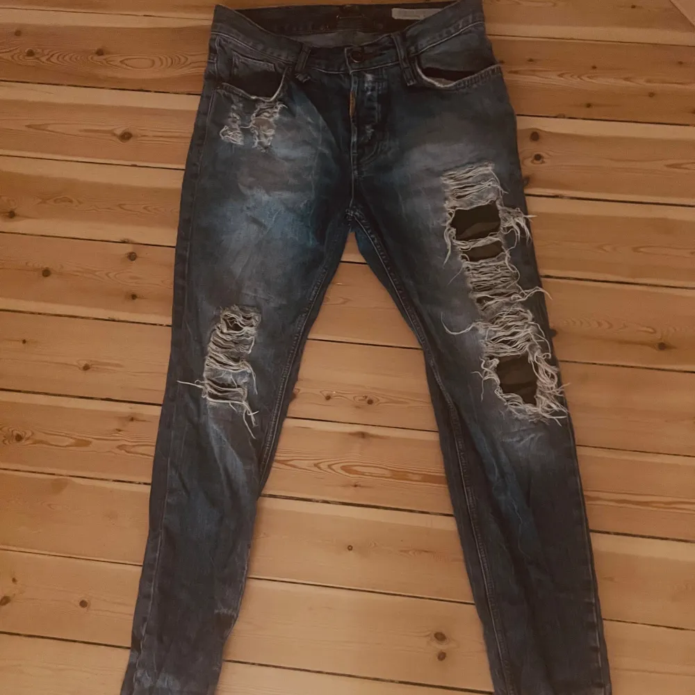 Säljer dessa unika Adrian Hammond jeans. Modellen är ”Hollywood”. Storlek W30.. Jeans & Byxor.