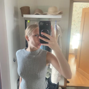 Silvrig topp - Jätte fint skick. Använts 2 gånger. Lite tyngre material men ändå bekväm. Köpte den förra året vid nyår. 