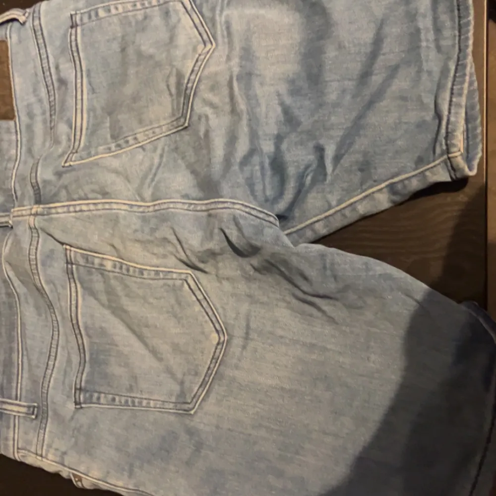 Blåa Jeans shorts! Knappt tecken på användning! Hör av vid intresss!. Shorts.