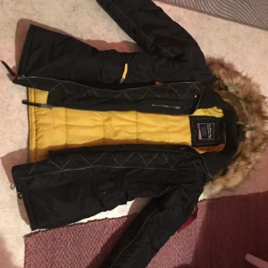 ALPHA INDUSTRIES - VINTERJACKA HERR Endast provad. Midja 54cm Längd64cm Byst 60cm Arm 54cm