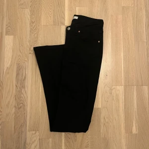 Bootcut jeans - Populära jeans från Gina Tricot, använd fåtal gånger. Nypris 499kr. Köpare står för frakt.