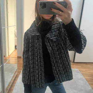 Jacka med trekvartsärm - Jacka med trekvartsärm i storlek 38, men sitter som en XS-S. Bra skick! 