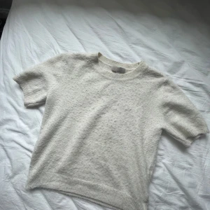 Stickad t shirt  - Säljer nu denna app fina stickade t shirt från H&M som inte säljs längre🩷