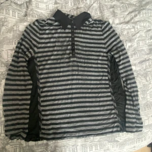 Randig tröja - Randig tröja med krage.  Den har ett märke i mitten av tröja, ser på bilden ut som fläckar men det är det inte.