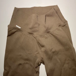 Aim’n träningstights - Beige träningstights från Aim’n. Knappt använda då dem är för små för mig.