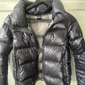 colmar jacka  - säljer min jätte fina colmar jacka pga jag har 2. ser helt ny ut