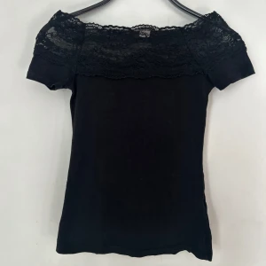 Off shoulder spets topp - Säljer även i andra färger i S. Den super populära spets toppen från h&m. Storlek xs. Köp 2 st för 500. Köp sker via köp nu, jag postar inom 24h. Kvar tills markerad såld 