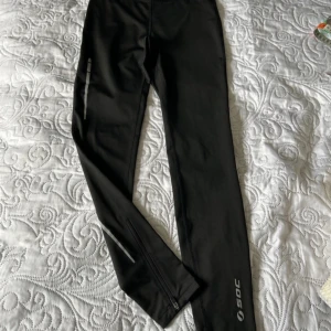 Träningstights  - Svarta träningstights, SOC från stadium. Använda endast ett fåtal gånger.  Från djur och rökfritt hem.