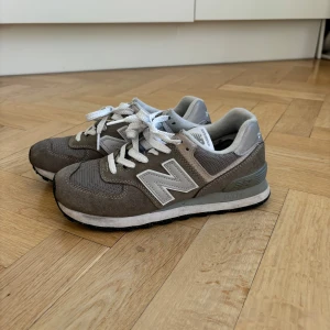 New balance sneakers - Gråa new balance sneakers, modell 574.  Storlek 37👏🏼