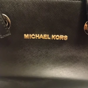 Mk väska - Helt ny Mickel kors väska plasten kvar o extra rem ej äkta ! 