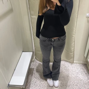 midrise bootcut jeans  - säljer ett par mörkgråa jeans från gina tricot. fortfarande i bra skick. nypris 499kr. 