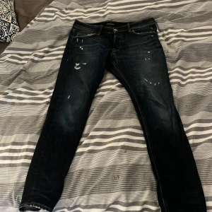 Jack and Jones ripped jeans  - Ett par nice Jack and Jones slim fit med slitningar. Storlek 34-32⭐️⭐️