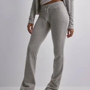 nelly byxor  - gråa mjukis byxor från nelly, har ett par i samma storlek fast i vit i tidigare inlägg, kolla där för att se hur de sitter på mig. pris på hemsida 299kr. fint skick, kan upplevas lite noppriga men inget man märker! 