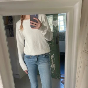 Stickad tröja från Vila - Mjuk stickad tröja från Vila! Den är i storlek S och jag är 163cm❤️ Säljs då den tyvärr inte kommer till användning längre Perfekt gosig och varm nu till hösten!🍁