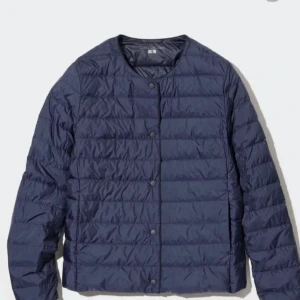 Uniqlo jacka  - Uniqlo jacka i marinblå fint skicka, inte använd som många gånger och används inte länge! Pris kan diskuteras💕