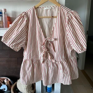 Blus - En blus från Carin Wester köpt för ca 2 månader sedan, finns fläckar men bör gå bort i tvätten 