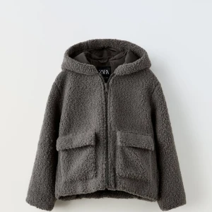 Teddy jacka - Säljer denna Teddy jacka från Zara som köptes i vintras. Den är från barnavdelningen och är i storleken 164💞