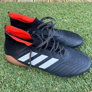 Adidas predator  - Tjena! Säljer dessa sjukt fräscha och sköna dojjor i strl 44 2/3! Skick 8,5/10!!👌🏽  Hör av dig vid ytterligare frågor!