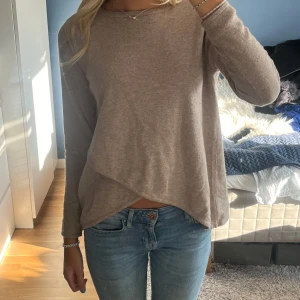 Kashmir tröja  - Jättefin ish ljusrosa Kashmir tröja med snygg slits från Davida i str S💕 säljer då den inte kommer till användning, 100% Kashmir 