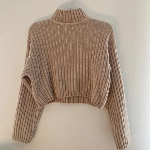 Stickad tröja - Stickad tröja ifrån H&M, jättemjuk i materialet.