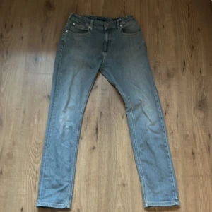 Snygga SCOTCH SODA regular fit jeans - Jeansen är 14 år, är bra kvalitet förutom längst ner på dem, förutom det är jeansen toppkvalitet! Jeansen är grå,blå och jag säljer pga att dem är för små!