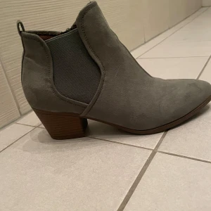 Skor - Skor i mocka, fint skick! Färg grön