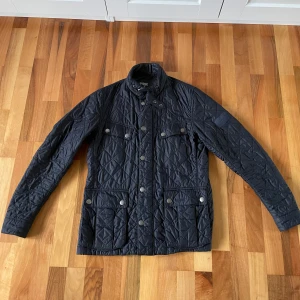 Barbour Quilted Jacket Navy - Nu säljer vi denna feta barbour jackan! Perfekt för dig som vill ha en bra jacka till hösten men även till våren! Använd få gånger, 8,5/10 (inga defekter) Storlek M Vid frågor hittar ni oss i PM!🤩 Kostar 2999kr orignal pris.