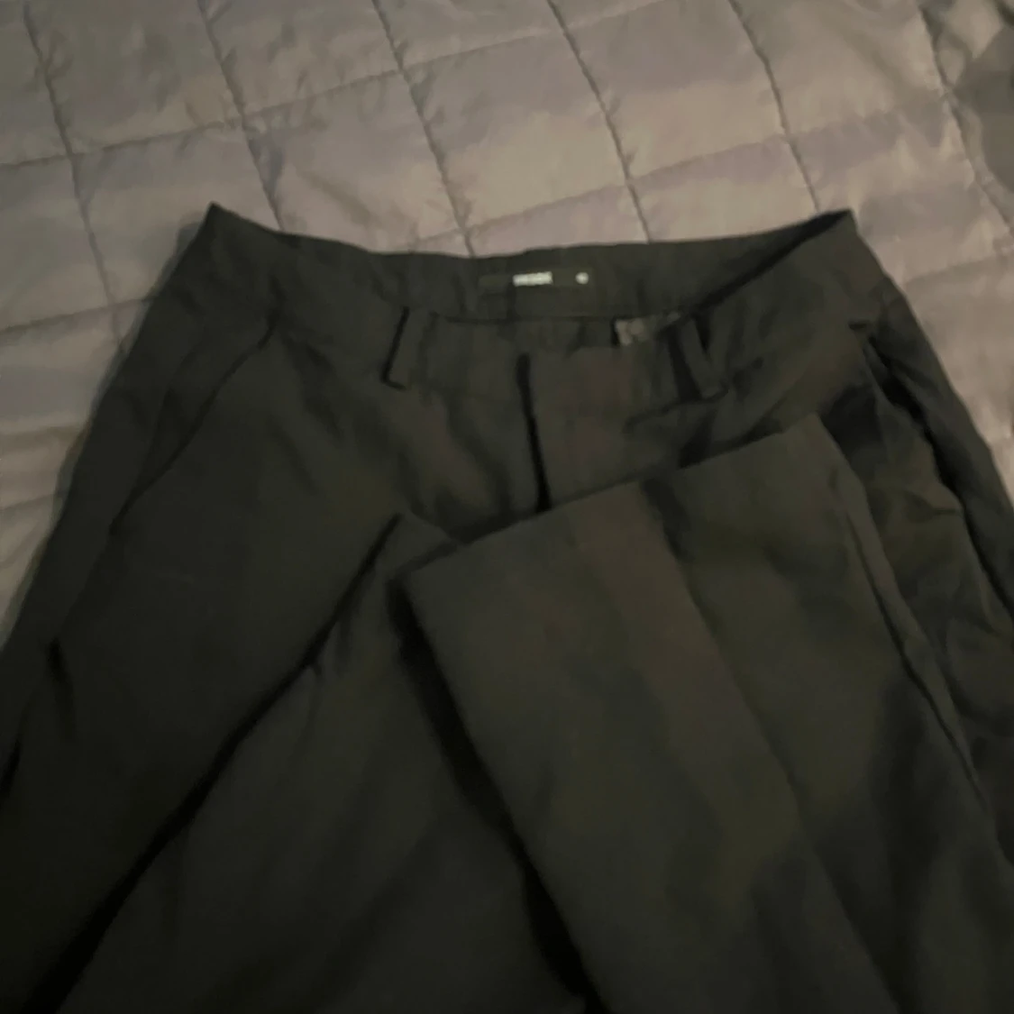 Svarta kostymbyxor från Bik Bok