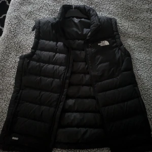 North the face väst - North the face väst, har använt max 2 gånger, utmärkt skick. Säljer pga av att jag aldrig använder den