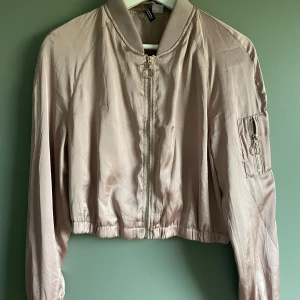 Kort bomberjacka  - Kort bomberjacka i fint skick, redo för ny ägare! Storlek s Färg rosa