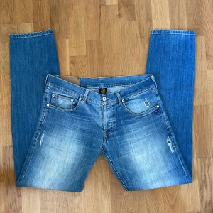 Dondup jeans - Riktigt schyssta Dondup jeans med unika slitningar och feta detaljer. Jeansen är ripped. 8/10 kvalitet Tvättlappen med storlek är borta, men sitter som 33or