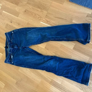 Lågmidjade jeans  - söta jeans med coola fickor 