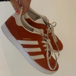 Röda adidas gazelle - Röda adidas gazelle skor!! Bra skick❤️ storlek 37, står 36 2/3 i skorna