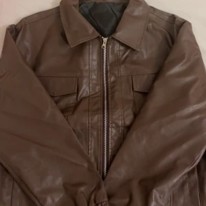 Downtown jacka - en jätte fin skinnjacka i downtown stil. Jätte mysig och inte använd. helt ny💕