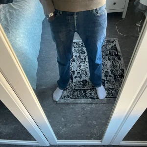 Levi’s jeans 501  - Tja säljer ett par mörkblå Levi’s jeans i storlek W 30 /L 32. Har knappt använt dessa jeans på grund av att jag inte gillar passa formen.  Pris kan diskuteras 