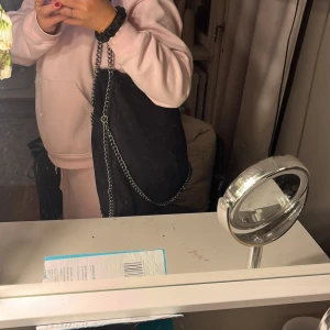 Väska - Stella Mcartney - liknande väska. Använt flitigt men är fortfarande super fin🫶🏼perfekt till skolan! 
