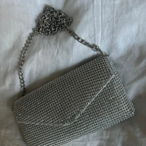 Balväska  - Kedjan går att ta av ifall man vill ha väskan i handen!🩶