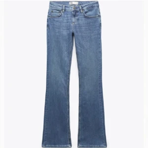 Low waist jeans  - Säljer dessa low waist jeans med bootcut från zara. Säljer eftersom de inte kommer till användning❣️skriv om fler bilder önskas