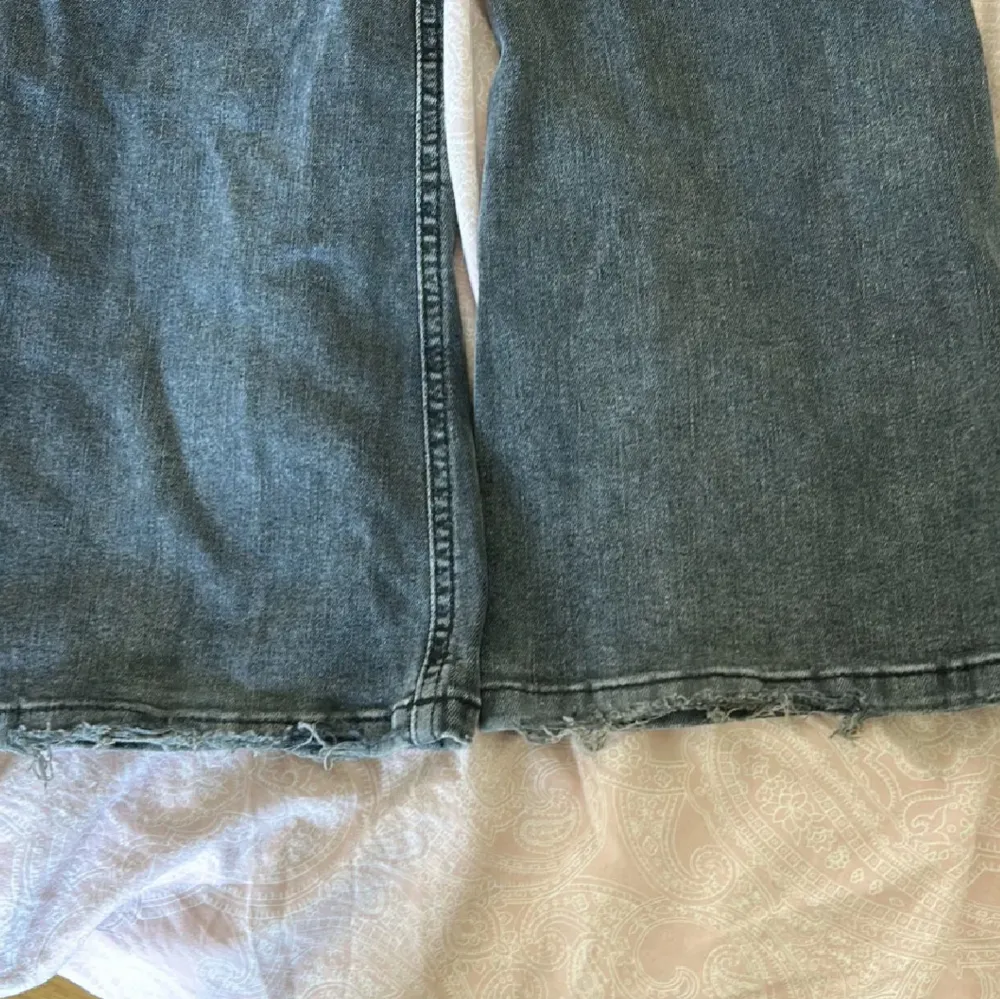 Jättesköna low waist jeans ifrån Gina Tricot som inte längre kommer till användning, lite slitningar längst ner på benen med de är inget man lägger märke till när man använder dom💕. Jeans & Byxor.