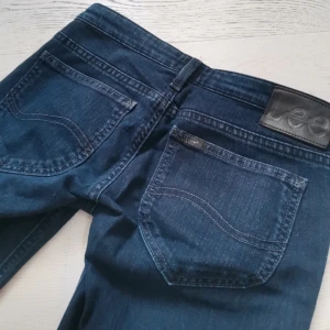 Lågmedjade jeans från lee  - Dom är utsydda löngst ner så som är mer utsvängda(mörkblått tyg). Superfina. Passar mig som brukar har 32