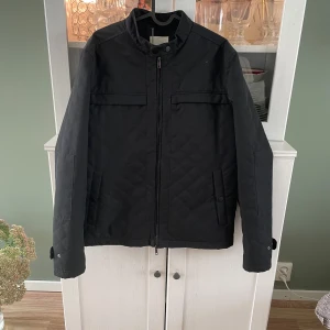 Snygg höstjacka i bikermodell - Fin herrjacka i stl M. Använt sparsamt. 