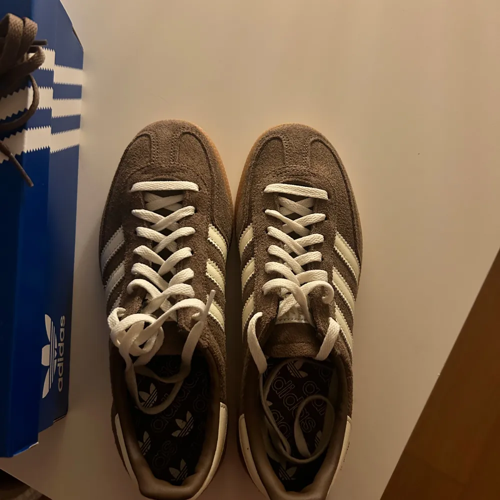 Helt nya super snygga Adidas spezial i färgen ”earth strata”, storlek 38 2/3.  Säljer då jag köpte fel storlek. Först till kvarn!  1500kr + frakt . Skor.